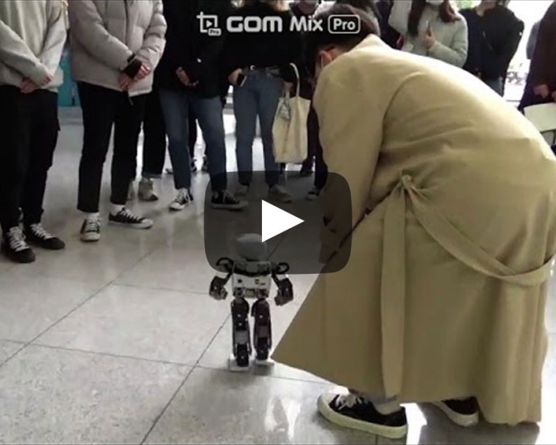 전자로봇공학과 마스코트 휴머노이드 로봇의 축구 솜씨
